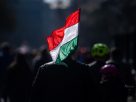 Budapest, 2024. március 15. Egy férfi nemzeti színű zászlóval az 1848-49-es forradalom és szabadságharc 176. évfordulóján az Astoriánál 2024. március 15-én. MTI/Balogh Zoltán