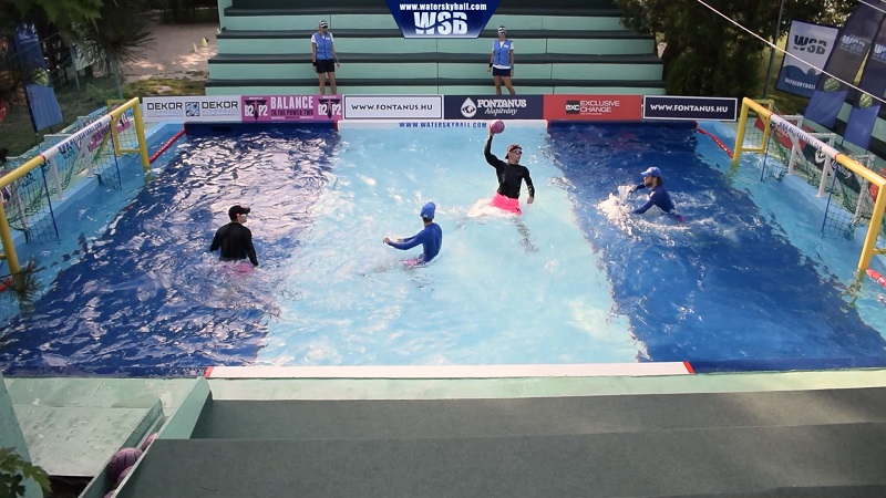 Új, magyar fejlesztésű sportág, a Water Skyball segítségével tehetik még jobbá mentális és fizikai képességeiket az SZTE hallgatói. Fotó: SZTE