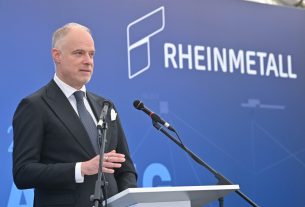 Szeged, 2024. március 26. Szalay-Bobrovniczky Kristóf honvédelmi miniszter beszédet mond a német Rheinmetall új gyárának alapkőletételén a szegedi ELI-ALPS lézeres kutatóközpontban 2024. március 26-án. Az új üzemben - amely háromszáz új munkahelyet teremt - az elektromobilitás és a hidrogénüzemű járművek számára gyártanak majd eszközöket. MTI/Bruzák Noémi