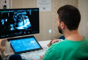 Az SZTE Foeto-Maternalis Centrum Magyarországon egyedülálló ultrahang-diagnosztikai készüléke vizsgálat közben. Fotó: SZTE/Sahin-Tóth István