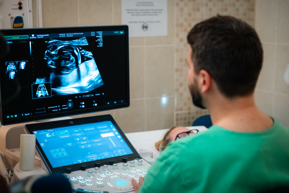Az SZTE Foeto-Maternalis Centrum Magyarországon egyedülálló ultrahang-diagnosztikai készüléke vizsgálat közben. Fotó: SZTE/Sahin-Tóth István