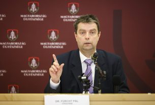 Budapest, 2024. március 28. Fürcht Pál főügyész, a Központi Nyomozó Főügyészség (KNYF) vezetője sajtótájékoztatót tart az úgynevezett a Völner-Schadl ügy nyomozásáról Budapesten, a KNYF épületében 2024. március 28-án. MTI/Hegedüs Róbert