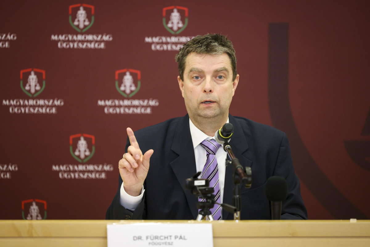 Budapest, 2024. március 28. Fürcht Pál főügyész, a Központi Nyomozó Főügyészség (KNYF) vezetője sajtótájékoztatót tart az úgynevezett a Völner-Schadl ügy nyomozásáról Budapesten, a KNYF épületében 2024. március 28-án. MTI/Hegedüs Róbert