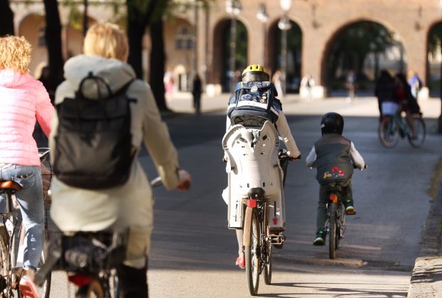 Szeged, ingyenes, gyerek, iskola, közlekedés, tömegközlekedés, villamos, kerékpár, autó, forgalom