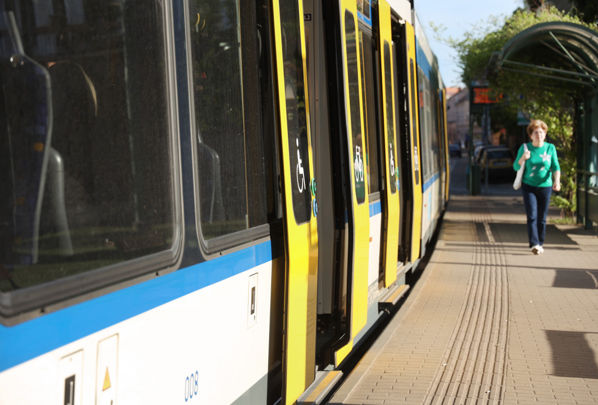 Szeged, Tram train, Aradi vértanuk tere, megálló, közlekedés, tömegközlekedés, villamosvasút