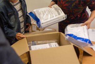 Egy gimnázium intézményvezetője (b) átveszi a magyar nyelv és irodalom írásbeli érettségi vizsga feladatlapjait Pécsen, a Baranya Vármegyei Kormányhivatal Pécsi Járási Hivatal Hatósági Osztályán 2024. május 6-án. Ezen a napon magyar nyelv és irodalomból középszinten 73 472, emelt szinten pedig 2066 tanuló ad számot tudásáról. A vizsgákat május 3. és július 3. között a középiskolák és a kormányhivatalok szervezik, lebonyolításukban 3150 érettségi vizsgabizottság működik közre. MTI/Ruprech Judit