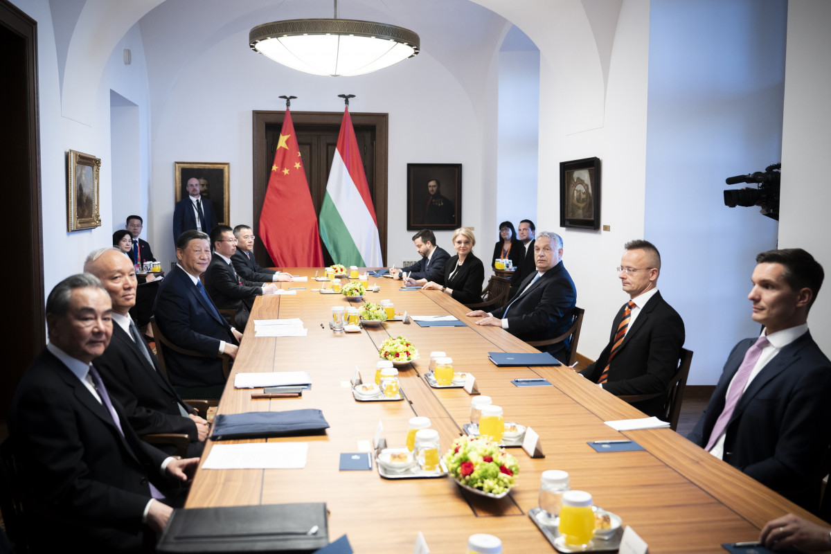 Budapest, 2024. május 9. A Miniszterelnöki Sajtóiroda által közreadott képen Orbán Viktor miniszterelnök (j3) Hszi Csin-ping kínai elnökkel (b3) tárgyal a Karmelita kolostorban 2024. május 9-én. Balról Vang Ji kínai külügyminiszter, a kormányfő mellett jobbról Szijjártó Péter külgazdasági és külügyminiszter (j2) és Pesti Máté, Magyarország pekingi nagykövete (j). MTI/Miniszterelnöki Sajtóiroda/Benko Vivien Cher
