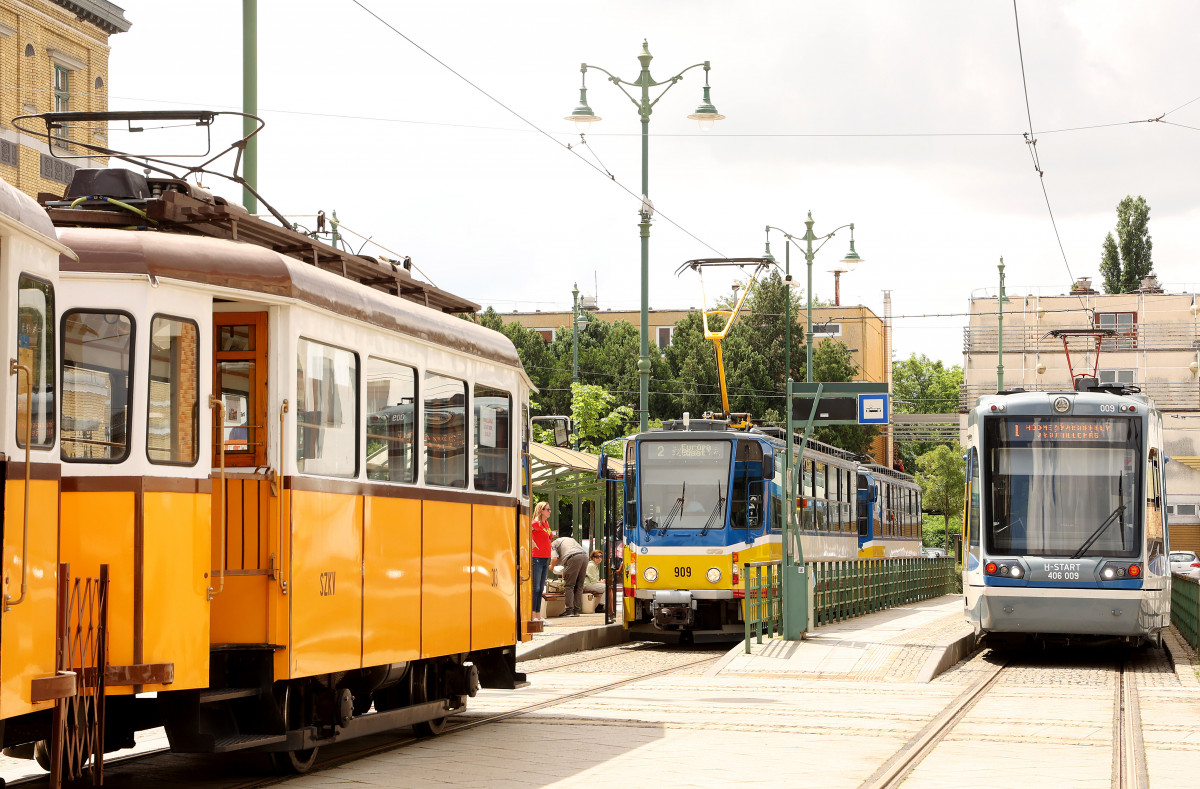 Szeged, nosztalgia villamos, villamos, közlekedés, tömegközlekedés, Indóház tér