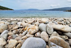 Horvátország, strand, Adria tenger, tenger, tengerpart, nyaralás, utazás, turizmus, Valun, Cres sziget