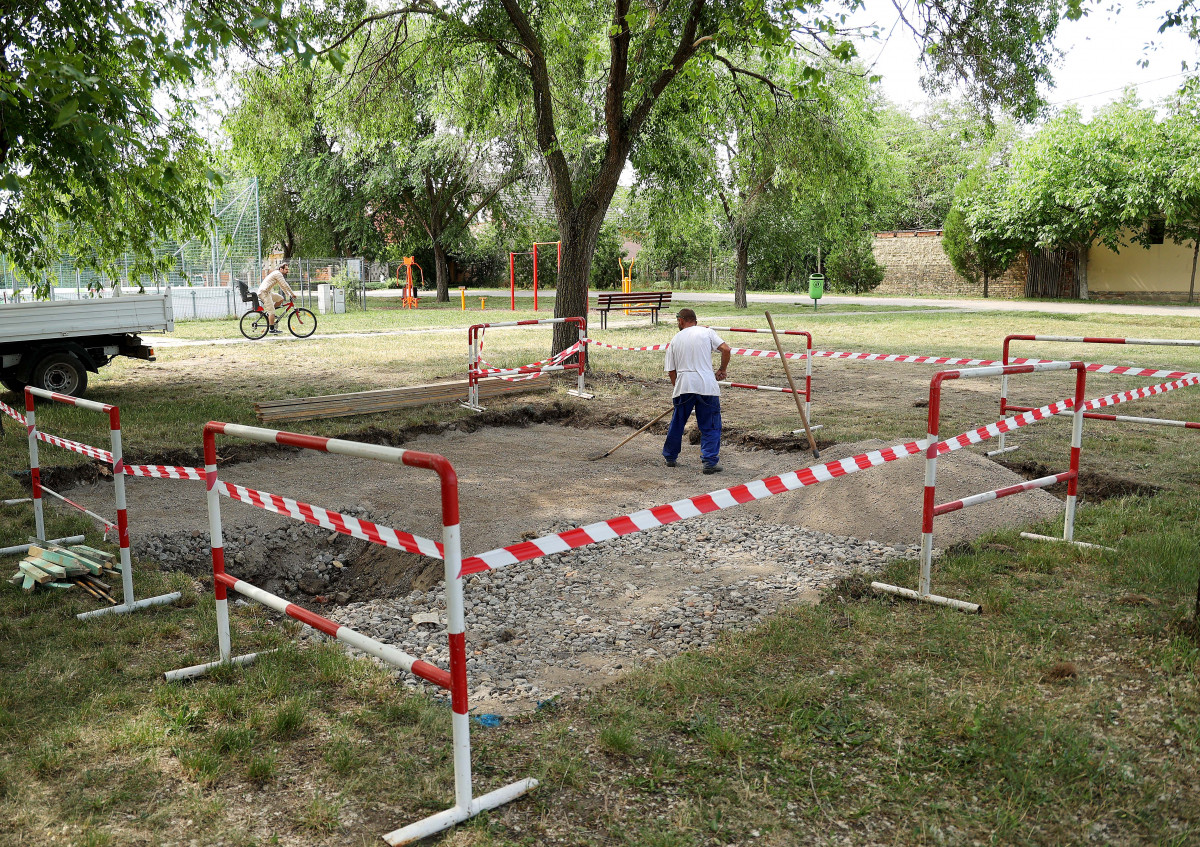 Szeged, Tápé, kosárlabdapálya, Tanító tér, Szécsényi Rózsa, fejlesztés, önkormányzat