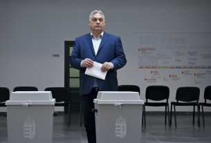 Budapest, 2024. június 9. Orbán Viktor miniszterelnök, a Fidesz elnöke leadja szavazatát az önkormányzati, európai parlamenti (EP-) és nemzetiségi választásokon a XII. kerületi Zugligeti Általános Iskolában kialakított 53-as számú szavazókörben 2024. június 9-én. MTI/Koszticsák Szilárd