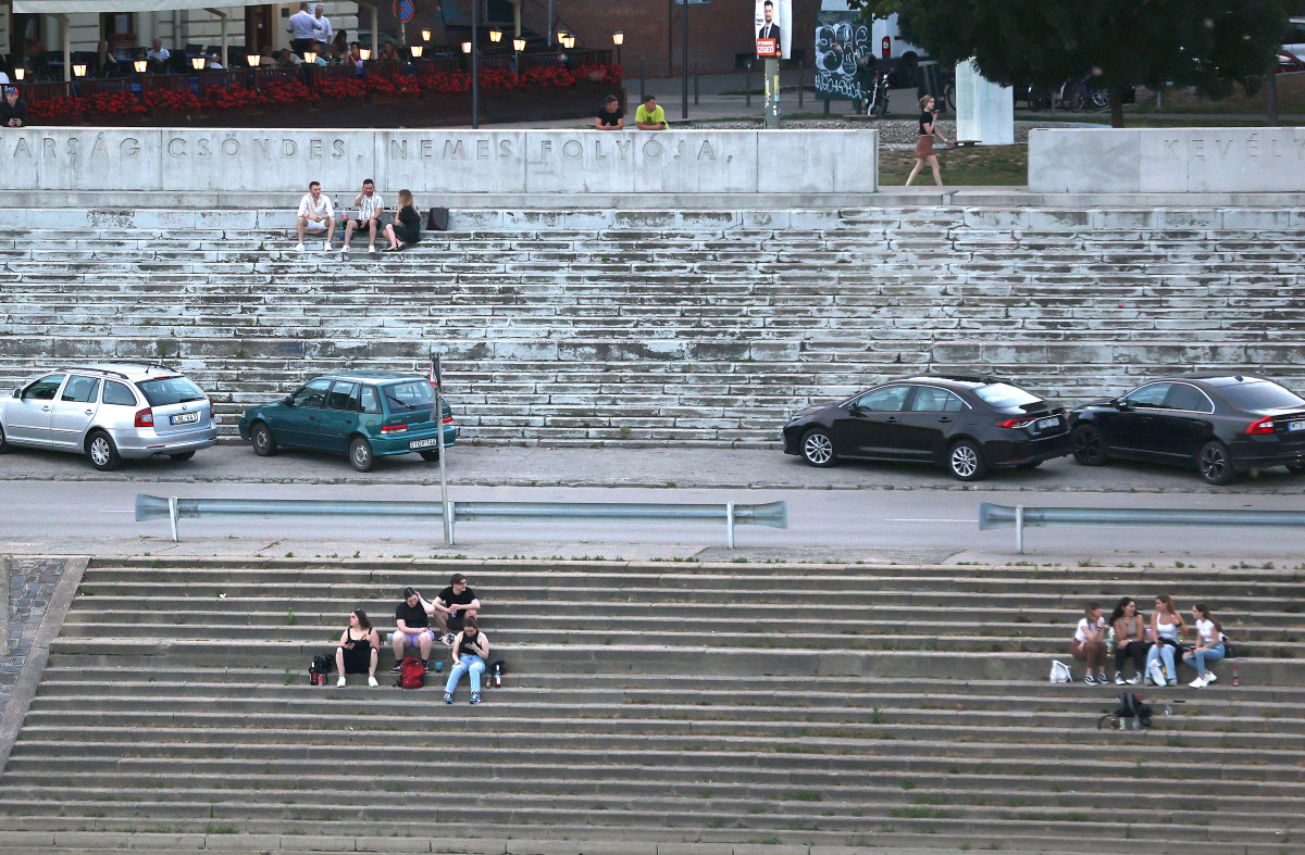 Szeged, Huszár Mátyás rakpart, rakpart, fiatalok