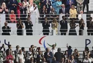 Párizs, 2024. augusztus 28. Emmanuel Macron francia elnök (b4), felesége, Brigitte Macron (k), Andrew Parsons, a Nemzetközi Paralimpiai Bizottság (IPC) elnöke (b3) és felesége, Marcela Parsons (b2), valamint Anne Hidalgo polgármester (j3) a 2024-es párizsi nyári paralimpiai játékok megnyitóünnepségén 2024. augusztus 28-án. MTI/Koszticsák Szilárd