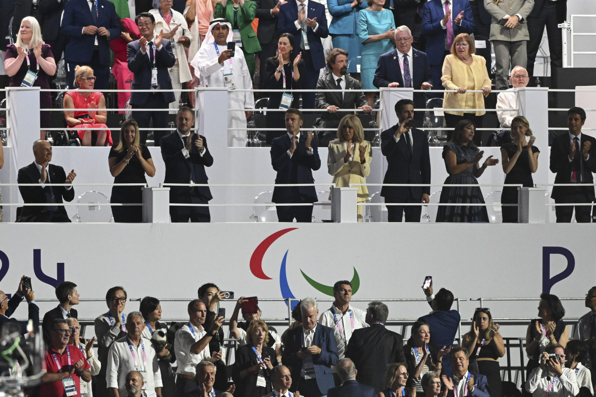 Párizs, 2024. augusztus 28. Emmanuel Macron francia elnök (b4), felesége, Brigitte Macron (k), Andrew Parsons, a Nemzetközi Paralimpiai Bizottság (IPC) elnöke (b3) és felesége, Marcela Parsons (b2), valamint Anne Hidalgo polgármester (j3) a 2024-es párizsi nyári paralimpiai játékok megnyitóünnepségén 2024. augusztus 28-án. MTI/Koszticsák Szilárd