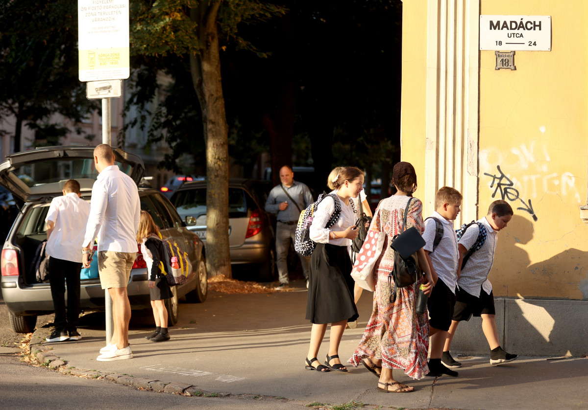 Szeged, tanítás, iskola, oktatás, diák, évnyitó, Madách iskola, rendőr, közlekedés