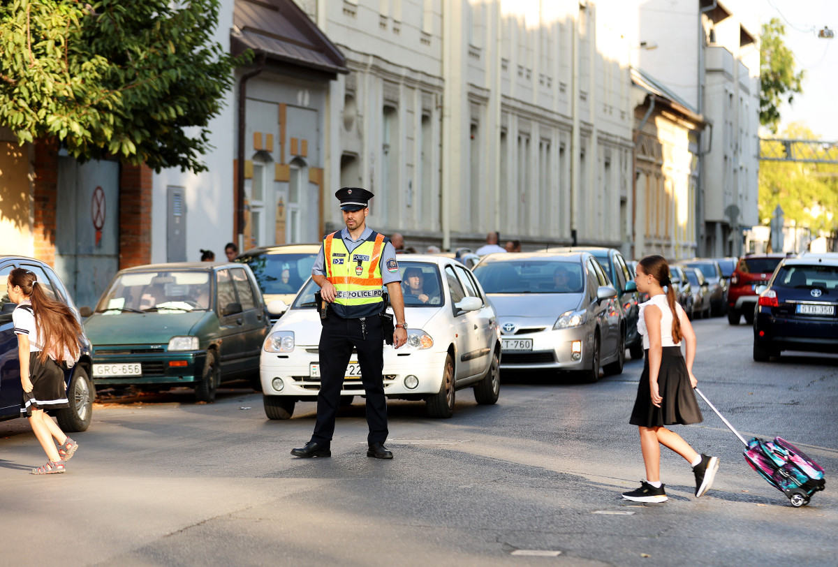 Szeged, tanítás, iskola, oktatás, diák, évnyitó, Madách iskola, rendőr, közlekedés