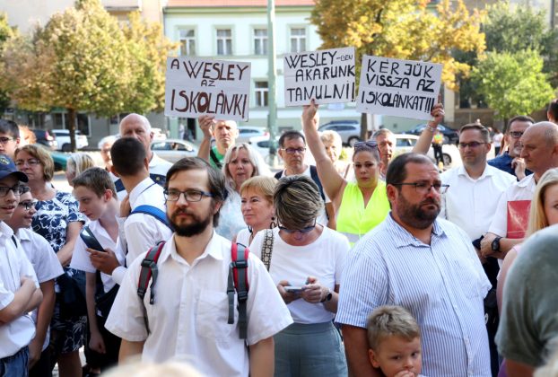 Szeged, bezárt Wesley iskola, Wesley iskola, iskola, oktatás, tanítás, gyerekek, diákok, tanévnyitó, kormányhivatal, Iványi Gábor