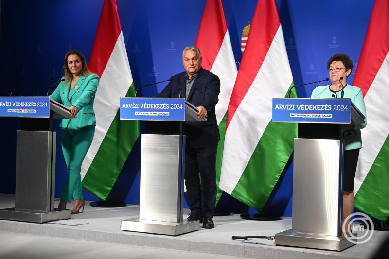 Budapest, 2024. szeptember 24. Orbán Viktor miniszterelnök (k), Vitályos Eszter kormányszóvivő (b) és Müller Cecília országos tisztifőorvos (j) az árvíz elleni védekezésről tartott sajtótájékoztatón a Miniszterelnöki Kabinetiroda sajtótermében 2024. szeptember 24-én. MTI/Koszticsák Szilárd