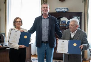 Szeged város aranyplakettjével ajándékozta meg Botka László polgármester Fekete Gizit és Ilia Mihályt