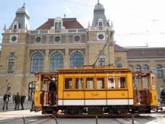 Szeged, Szegedi Villamosközlekedés, 116. éves, születésnapját ünnepli. Ebből nosztalgiavillamos, villamos, tömegközlekedés, Nagyállomás, Indóház tér, SZKT