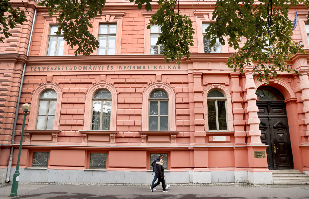 Szeged, Szegedi Tudományegyetem, SZTE, Természettudományi és Informatikai Kar, Bolyai épület, épület, Aradi vértanúk tere, egyetem, oktatás