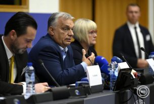 Strasbourg, 2024. október 8. Orbán Viktor miniszterelnök (b2) nemzetközi sajtótájékoztatót tart a magyar soros elnökség programjáról az Európai Parlament strasbourgi épületében 2024. október 8-án. Mellette Gál Kinga, a Fidesz-KDNP európai parlamenti képviselőcsoportjának elnöke, a Patrióták Európáért frakció első alelnöke (b3) és Havasi Bertalan, a kormányfő sajtófőnöke (b). MTI/Purger Tamás