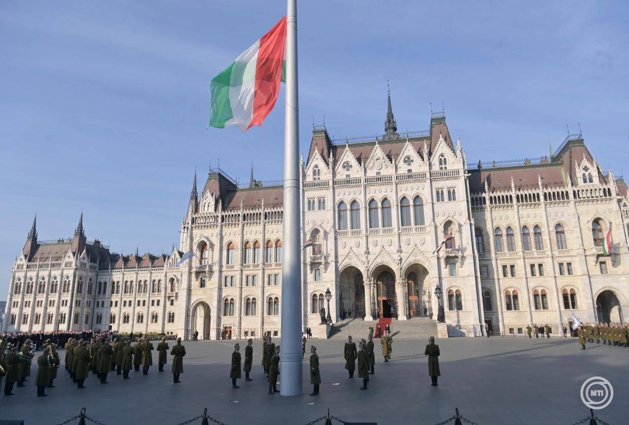 Budapest, 2024. október 23. Böröndi Gábor vezérezredes, a Honvéd Vezérkar főnöke, Kövér László, az Országgyűlés elnöke és Szalay-Bobrovniczky Kristóf honvédelmi miniszter (hátul, b-j) jelenlétében katonai tiszteletadással felvonják a nemzeti lobogót az 1956-os forradalom és szabadságharc 68. évfordulóján az Országház előtti Kossuth Lajos téren 2024. október 23-án. MTI/Bruzák Noémi