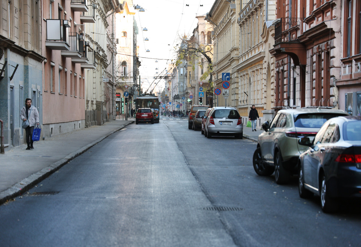 Szeged, Attila utca, aszfalt, felújítás