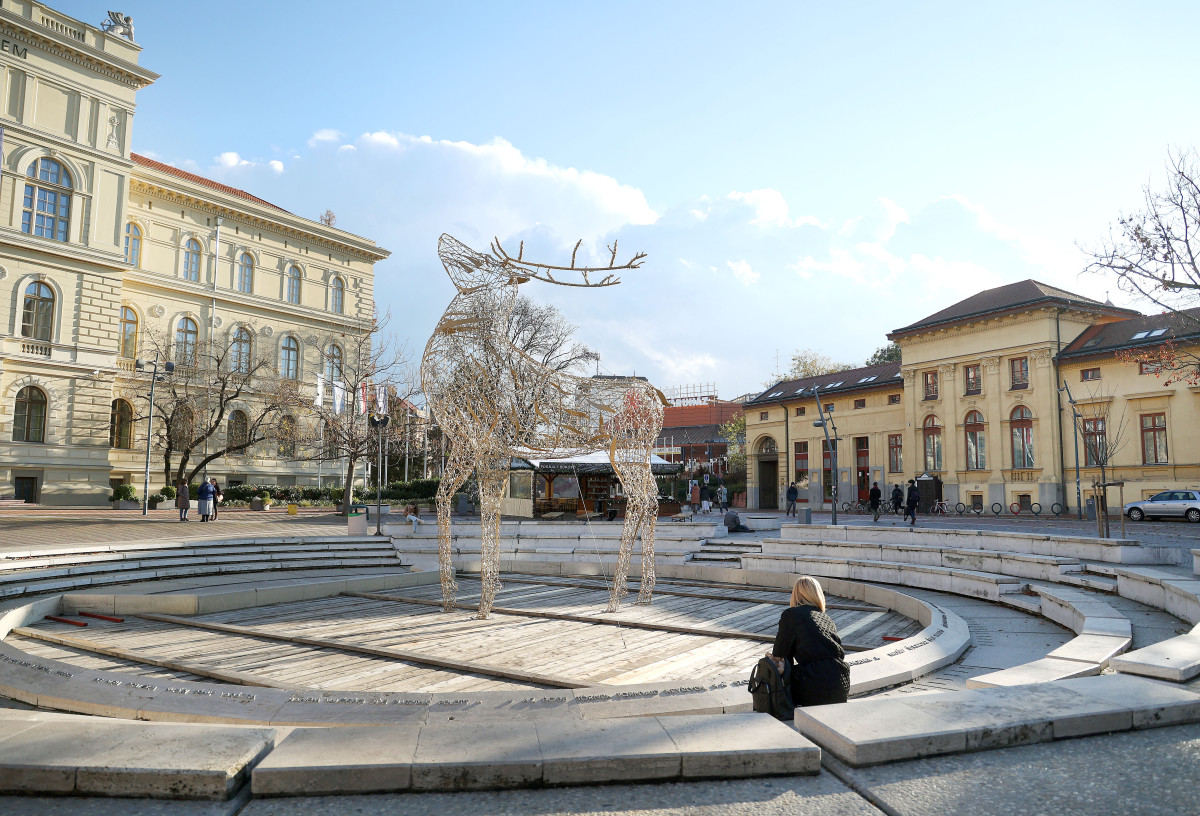 Szeged, Dugonics tér, karácsonyi dekoráció, fényszarvas, szarvas