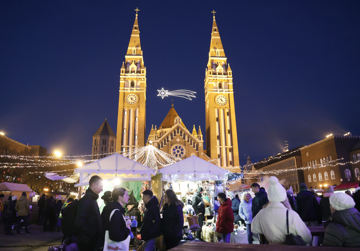 Szeged, Dóm tér, advent, koszorú, Botka László, Kiss-Rigó László, gyertyagyújtás, adventi vásár, karácsonyi vásár