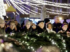 Szeged, Dóm tér, advent, koszorú, Botka László, Kiss-Rigó László, gyertyagyújtás, adventi vásár, karácsonyi vásár