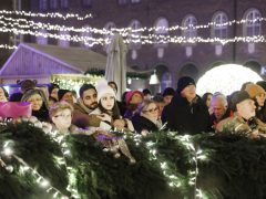 Szeged, Dóm tér, advent, koszorú, Botka László, Kiss-Rigó László, gyertyagyújtás, adventi vásár, karácsonyi vásár