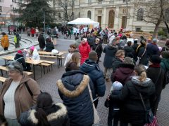 Szeged, Ételt az Életért Alapítvány, mikuláscsomag, Mikulás, osztás, rászoruló gyerekek, Dugonics tér