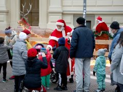 Szeged, Ételt az Életért Alapítvány, mikuláscsomag, Mikulás, osztás, rászoruló gyerekek, Dugonics tér