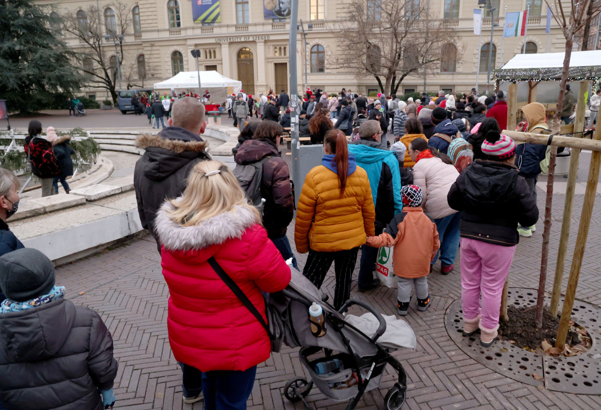 Szeged, Ételt az Életért Alapítvány, mikuláscsomag, Mikulás, osztás, rászoruló gyerekek, Dugonics tér