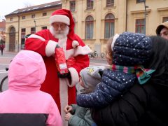 Szeged, Ételt az Életért Alapítvány, mikuláscsomag, Mikulás, osztás, rászoruló gyerekek, Dugonics tér