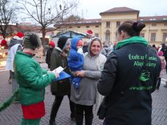 Szeged, Ételt az Életért Alapítvány, mikuláscsomag, Mikulás, osztás, rászoruló gyerekek, Dugonics tér