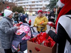 Szeged, Ételt az Életért Alapítvány, mikuláscsomag, Mikulás, osztás, rászoruló gyerekek, Dugonics tér