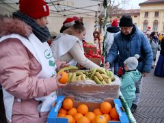 Szeged, Ételt az Életért Alapítvány, mikuláscsomag, Mikulás, osztás, rászoruló gyerekek, Dugonics tér