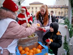 Szeged, Ételt az Életért Alapítvány, mikuláscsomag, Mikulás, osztás, rászoruló gyerekek, Dugonics tér