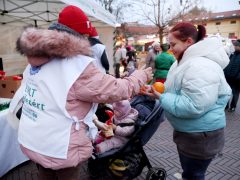 Szeged, Ételt az Életért Alapítvány, mikuláscsomag, Mikulás, osztás, rászoruló gyerekek, Dugonics tér