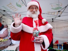 Szeged, Ételt az Életért Alapítvány, mikuláscsomag, Mikulás, osztás, rászoruló gyerekek, Dugonics tér