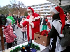 Szeged, Ételt az Életért Alapítvány, mikuláscsomag, Mikulás, osztás, rászoruló gyerekek, Dugonics tér