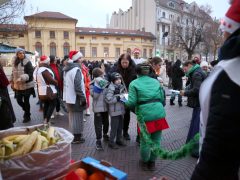 Szeged, Ételt az Életért Alapítvány, mikuláscsomag, Mikulás, osztás, rászoruló gyerekek, Dugonics tér