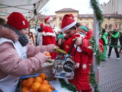 Szeged, Ételt az Életért Alapítvány, mikuláscsomag, Mikulás, osztás, rászoruló gyerekek, Dugonics tér