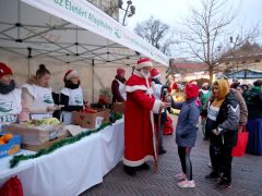 Szeged, Ételt az Életért Alapítvány, mikuláscsomag, Mikulás, osztás, rászoruló gyerekek, Dugonics tér