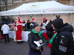 Szeged, Ételt az Életért Alapítvány, mikuláscsomag, Mikulás, osztás, rászoruló gyerekek, Dugonics tér