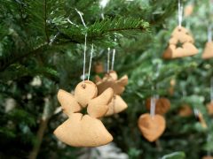 Szeged, Advent, Felsővárosi Szent Miklós Plébánia, mézeskalács, fenyő, fenyődíszítés, betlehem, templom