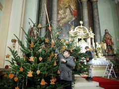 Szeged, Advent, Felsővárosi Szent Miklós Plébánia, mézeskalács, fenyő, fenyődíszítés, betlehem, templom
