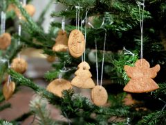 Szeged, Advent, Felsővárosi Szent Miklós Plébánia, mézeskalács, fenyő, fenyődíszítés, betlehem, templom